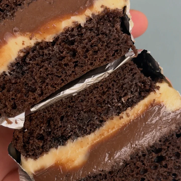 Fatias do casadinho: bolo de chocolate com duas camadas de recheio