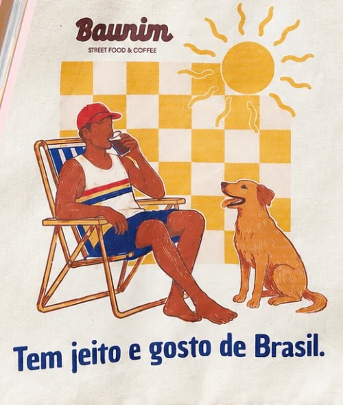 Estampa da ecobag: um homem na cadeira de praia ao lado de um cachorro caramelo, com sol e xadrez amarelo
