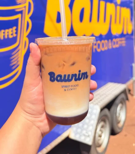 Iced latte da Baunim com o trailer azul ao fundo