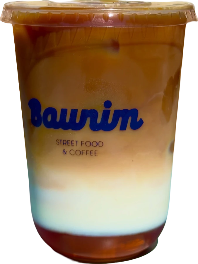 Iced latte no copo da Baunim, com as camadas de café e leite