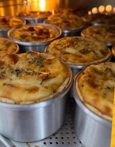 Quiches douradas saindo do forno, ainda nas forminhas